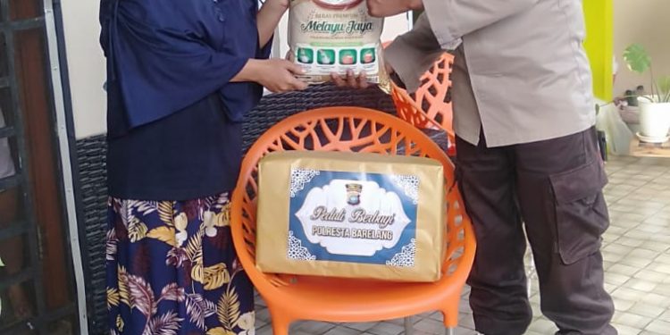 Bhabinkamtibmas Polsek Batam Kota, Bagikan Sembako Kepada Masyarakat yang Terdampak Covid-19