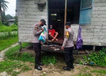 Bhabinkamtibmas Polsek Bunguran Timur Brigadir M.Teguh Pribadi Sambangi Masyarakat Bagikan Sembako