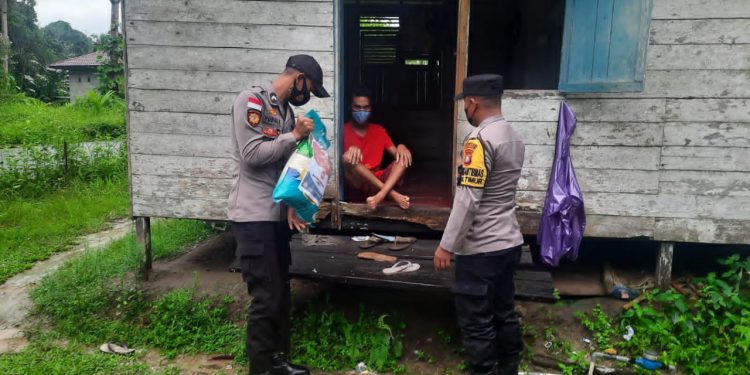Bhabinkamtibmas Polsek Bunguran Timur Brigadir M.Teguh Pribadi Sambangi Masyarakat Bagikan Sembako