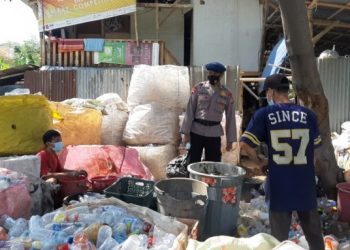 Brimob Jabar Tekankan Penanganan Covid Dengan Ajak Warga Jatinangor Taati Prokes
