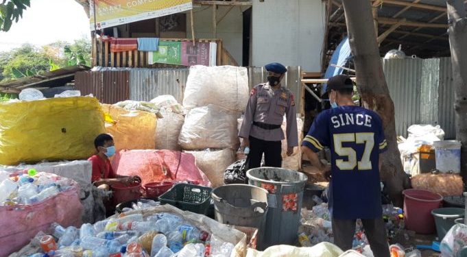 Brimob Jabar Tekankan Penanganan Covid Dengan Ajak Warga Jatinangor Taati Prokes