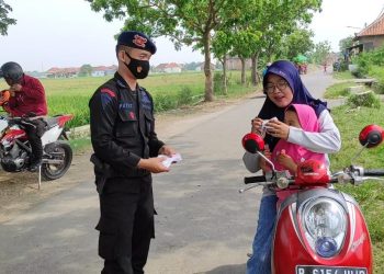 Brimob Jabar Lakukan Sosialisasi Prokes & Bagikan Masker Gratis Kepada Warga Winong