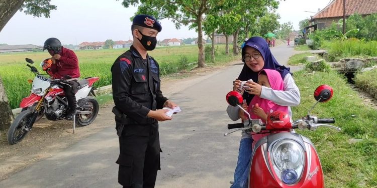 Brimob Jabar Lakukan Sosialisasi Prokes & Bagikan Masker Gratis Kepada Warga Winong