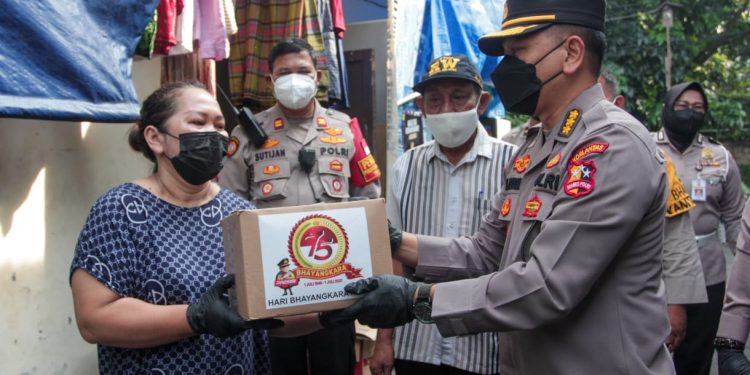 Terdampak Covid-19, Warga Bersyukur Dapat Sembako