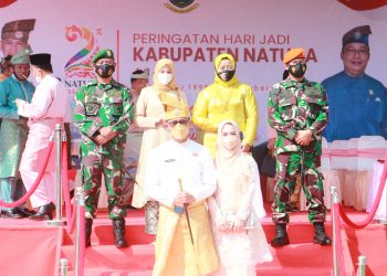 Dengan di Dampingi Ketua Cabang Bhayangkari Natuna, Kapolres Natuna Hadiri Upacara Peringatan Hari Jadi ke 22 Kabupaten Natuna