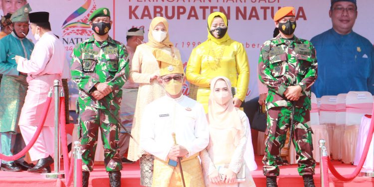 Dengan di Dampingi Ketua Cabang Bhayangkari Natuna, Kapolres Natuna Hadiri Upacara Peringatan Hari Jadi ke 22 Kabupaten Natuna