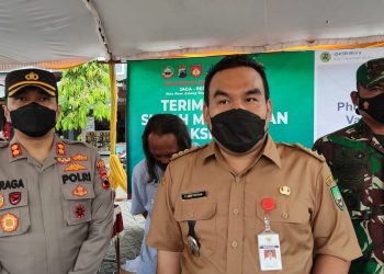 Nenek Janda Berumur 80 Tahun Mendapatkan Vaksinasi Di Blora Melalui Bantuan Anggota Polri