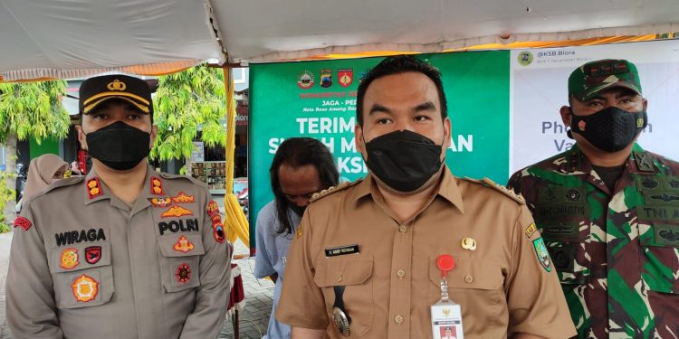 Nenek Janda Berumur 80 Tahun Mendapatkan Vaksinasi Di Blora Melalui Bantuan Anggota Polri