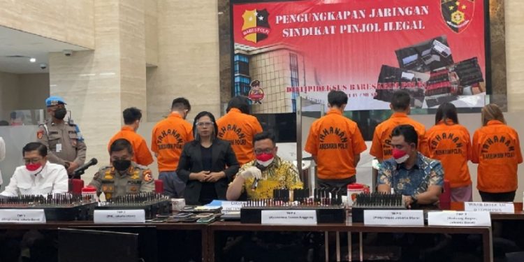 Polri Tangkap 7 Tersangka Saat Menggeledah Kantor Pinjol Ilegal Di Jakarta