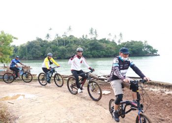 Gowes Minggu Sehat di Sedanau, Wakil Bupati Natuna Bersama Kapolres dan FKPD Natuna Bagikan Paket Sembako dan Gotong Royong di Pantai