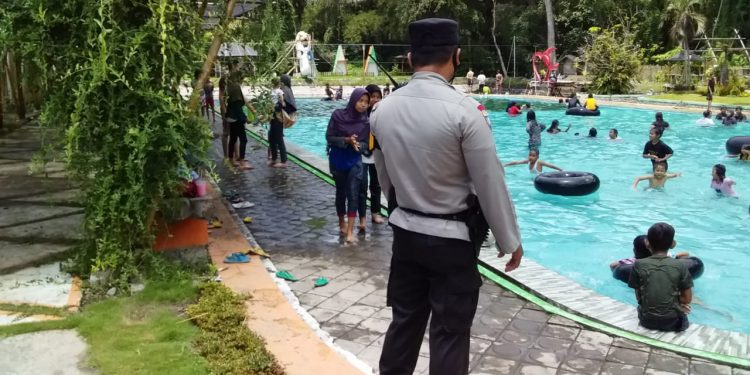 Jajaran Polres Lumajang Berikan Himbauan Prokes Kepada Pengunjung Lokasi Wisata