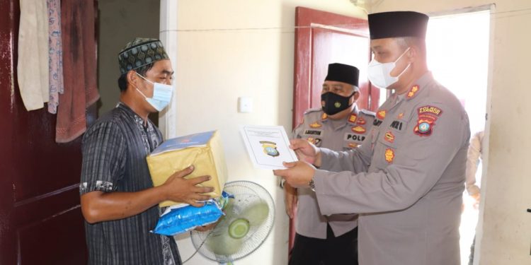 Jumat Berkah, Kapolres Karimun Laksanakan Bakti Sosial