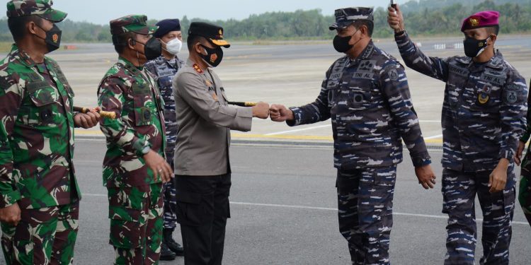 Kapolda Kepri Hadiri Penjemputan Kasal di Bandara Raja Haji Fisabilillah Tanjungpinang