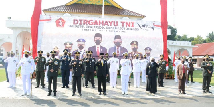 Kapolda Kepri Hadiri Upacara HUT TNI Ke-76 Tahun 2021
