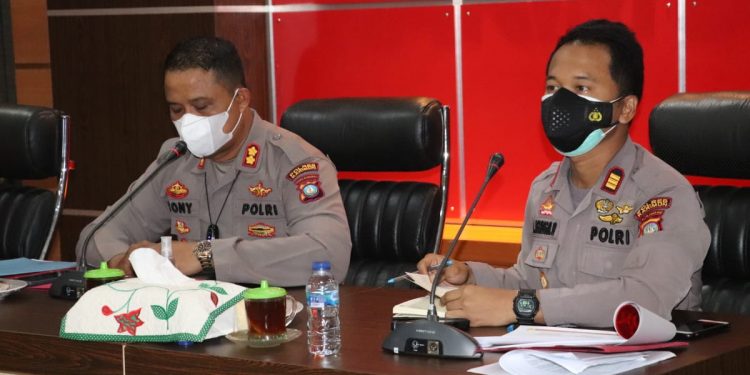Kapolres Karimun Setiap Minggu Berikan Reward Kepda Bhabinkamtibmas  Palinf Aktif Tracing Dampak Covid-19