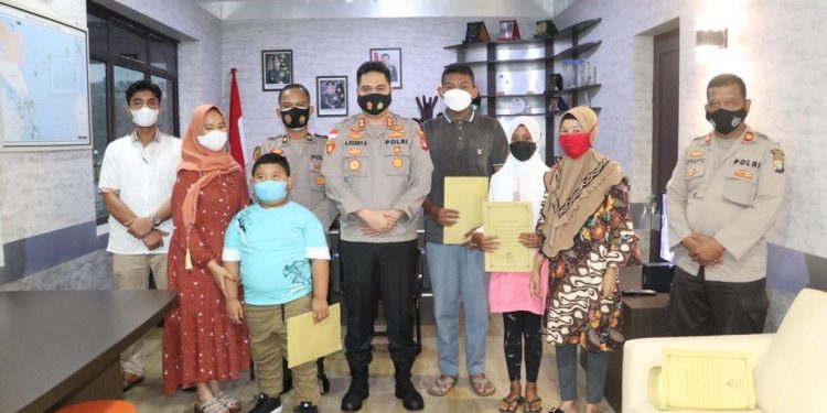 Kapolres Lingga Berikan Santunan Kepada Keluarga Almarhum Anggota Polri