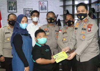 Kapolres Lingga Memberikan Bansos Dari “31 tahun Gelar Akabri 90 Mengabdi Untuk Negeri” Kepada Keluarga Almarhum Anggota Polri