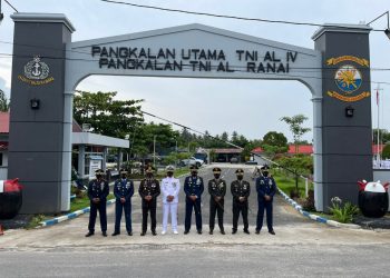 Kapolres Natuna Berikan Kue Ulang Tahun di Hari Jadi TNI Ke 76 di Mako Lanal Ranai