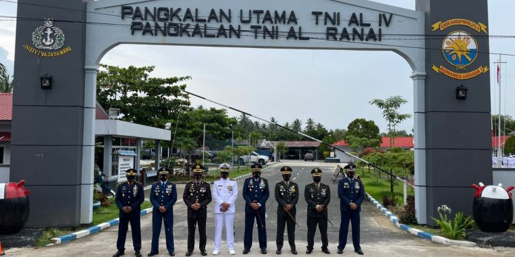 Kapolres Natuna Berikan Kue Ulang Tahun di Hari Jadi TNI Ke 76 di Mako Lanal Ranai