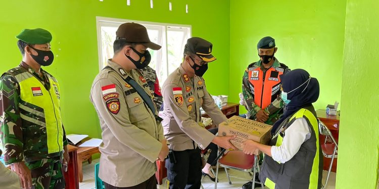 Kapolres Natuna Berikan Tambahan Minuman Suplemen Kepada Vaksinator
