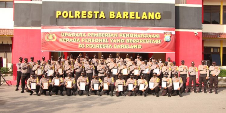 Kapolresta Brelang Beri Penghargaan (Reward) Kepada Bhabinkamtibmas Atas Keberhasilan dan Prestasi dalam Pelaksanaan Tugas Kepolisian di Jajaran Polresta Barelang