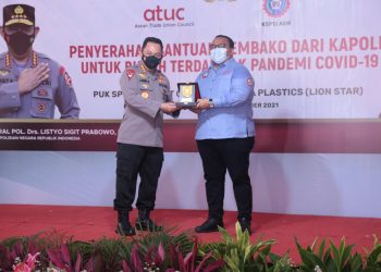 Kapolri Hadiri Pembagian Bansos Untuk Buruh : Ingatkan Pentingnya Vaksinasi