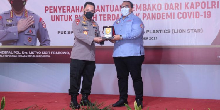 Kapolri Hadiri Pembagian Bansos Untuk Buruh : Ingatkan Pentingnya Vaksinasi