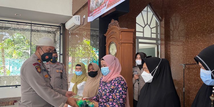 Memperingati Maulid Nabi Muhammad SAW 1443 H/2021 M, Polresta Barelang Berikan Santunan Kepada Warakauri