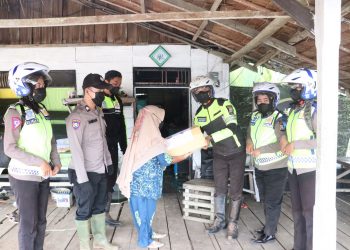 Operasi Patuh Seligi 2021, Satlantas Polres Lingga Bagikan Paket Sembako Kepada Masyarakat