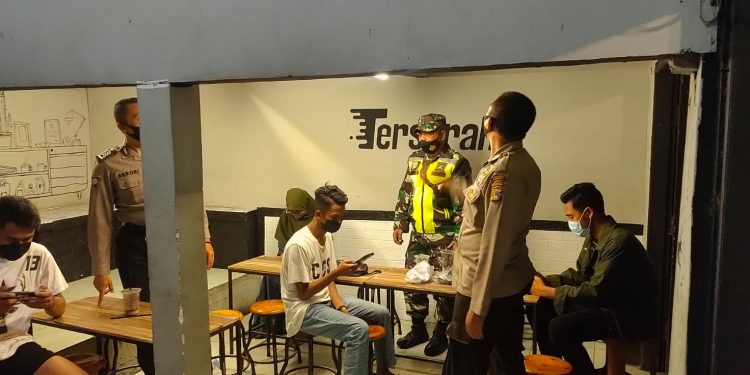 Gabungan Personel TNI-Polri Adakan Patroli Penerapan Prokes Di Tempat Tongkrongan