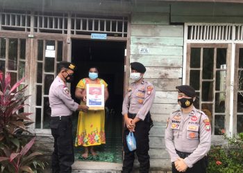 Peduli Terhadap Sesama, Polres Natuna Bagikan Paket Sembako dan Nasi Bungkus Kepada Warga