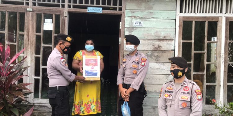 Peduli Terhadap Sesama, Polres Natuna Bagikan Paket Sembako dan Nasi Bungkus Kepada Warga