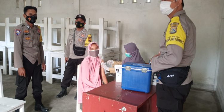 Jajaran Polsek Labuhan Haji Monitoring Pelaksanaan Vaksin Di Kantor Desa Korleko