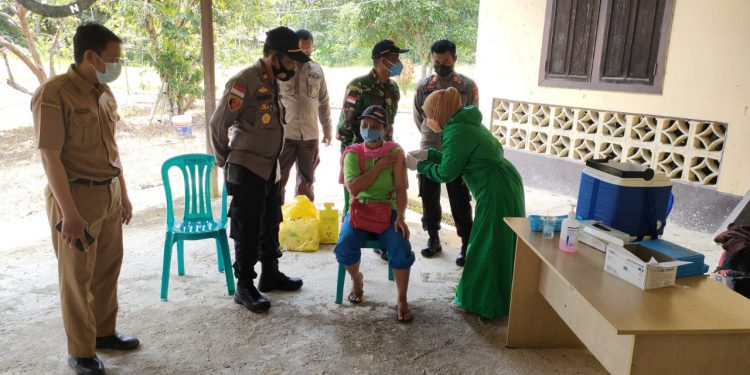 Polsek Embaloh Hulu Lakukan Percepatan Vaksinasi Di Perbatasan