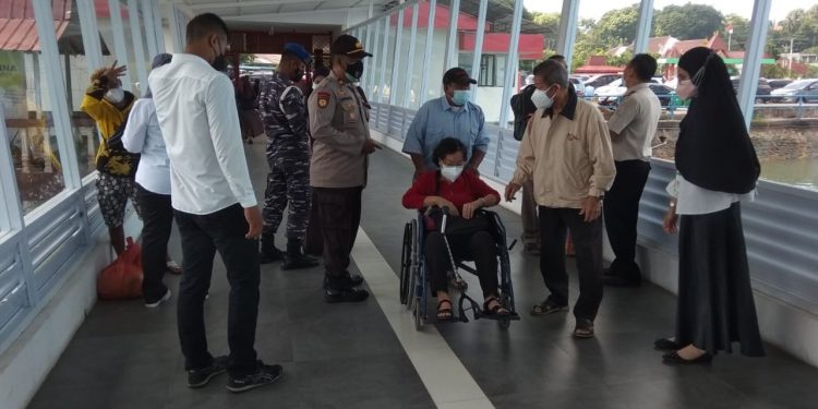 Percepatan Vaksinasi, Polsek Sri Bintan Pura Tanjungpinang Lakukan Pemeriksaan Terhadap Pelaku Perjalanan