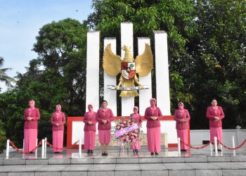 Peringati HKGB Ke-69 Bhayangkari Cabang Tanjungpinang Ziarah Makam Pahlawan