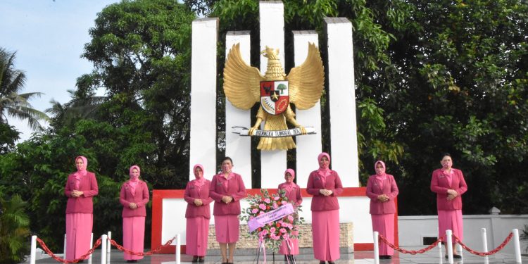 Peringati HKGB Ke-69 Bhayangkari Cabang Tanjungpinang Ziarah Makam Pahlawan
