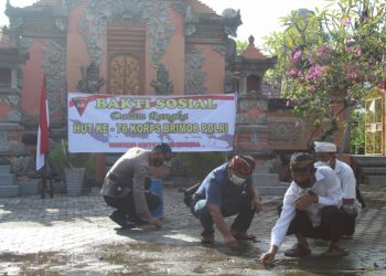Satuan Brimob Polda Riau Lakukan Pembersihan Rumah Ibadah Mesjid dan Pura Guna Memperingati HUT Ke-76 Korps Brimob Polri