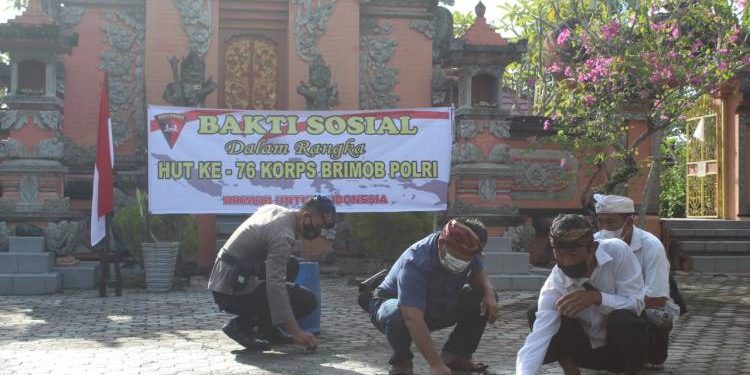 Satuan Brimob Polda Riau Lakukan Pembersihan Rumah Ibadah Mesjid dan Pura Guna Memperingati HUT Ke-76 Korps Brimob Polri