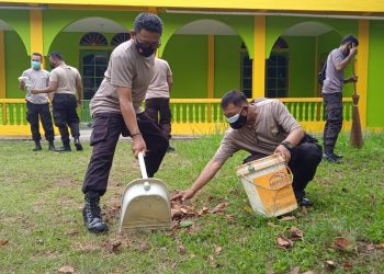 Peringati Maulid Nabi Muhammad SAW 1443 H, Polsek Bukit Bestari Gotong Royong Bersihkan Masjid