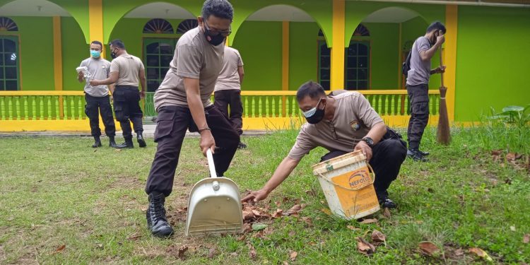Peringati Maulid Nabi Muhammad SAW 1443 H, Polsek Bukit Bestari Gotong Royong Bersihkan Masjid