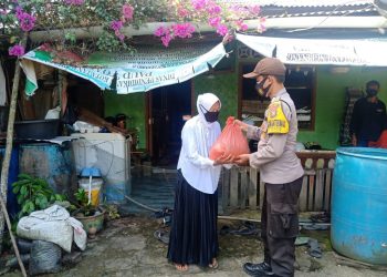 Polres Bintan Melalui Jajaran Polsek Terus Memberikan Bansos Berpa Sembako dan Makanan Siap Santap