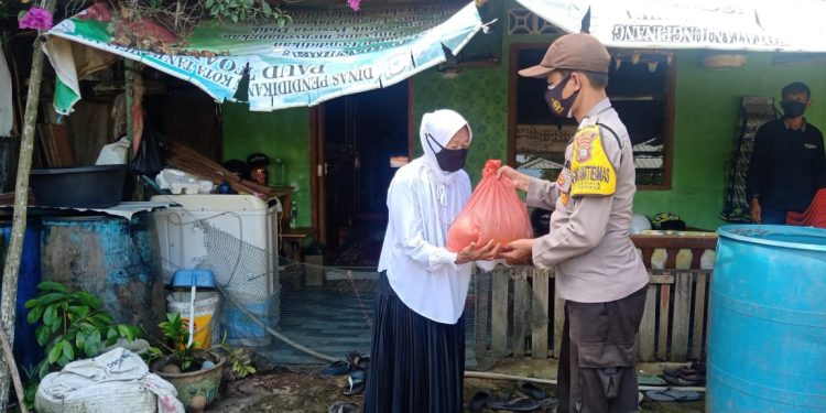 Polres Bintan Melalui Jajaran Polsek Terus Memberikan Bansos Berpa Sembako dan Makanan Siap Santap