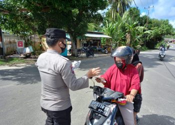 Polres Natuna Bagikan Masker Gratis Serta Himbau Pentingnya Protokol Kesehatan Kepada Masyarakat