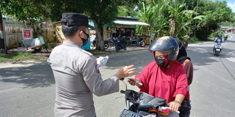 Polres Natuna Bagikan Masker Gratis Serta Himbau Pentingnya Protokol Kesehatan Kepada Masyarakat