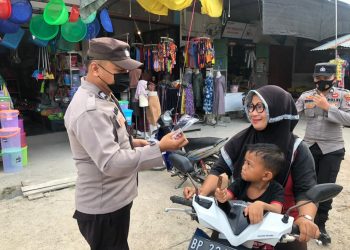 Polres Natuna Himbau Protokol Kesehatan dan Bagikan Masker Gratis Kepada Warga