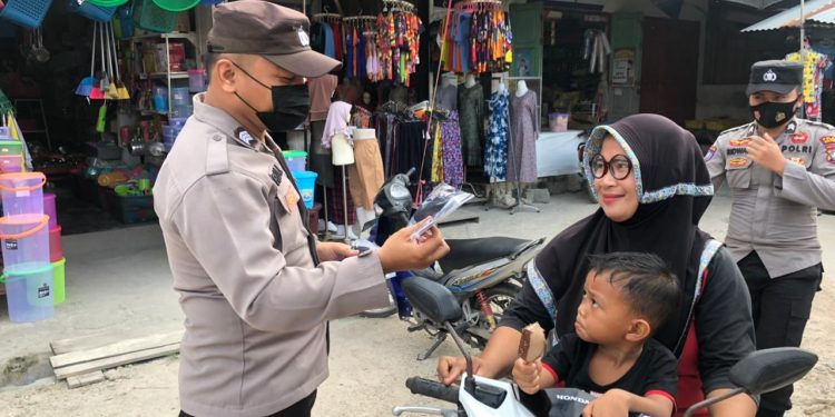 Polres Natuna Himbau Protokol Kesehatan dan Bagikan Masker Gratis Kepada Warga