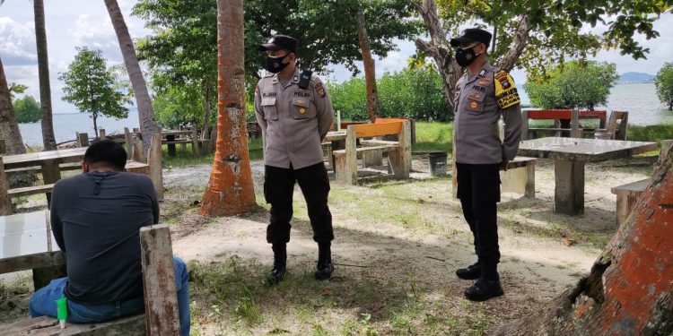 Polsek Belakang Padang Lakukan Patroli Pantau Penerapan Prokes di Tempat Wisata