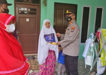 Polsek Bengkong Batam, Bagikan Sembako Kepada Masyarakat yang Terdampak Covid-19