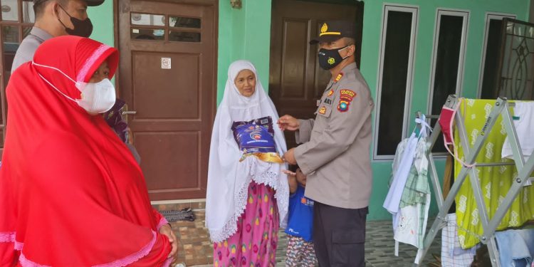 Polsek Bengkong Batam, Bagikan Sembako Kepada Masyarakat yang Terdampak Covid-19